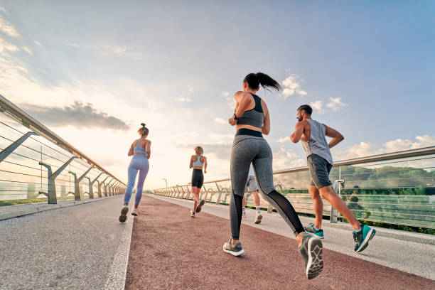 gruppe von personen, die laufen - running jogging women marathon stock-fotos und bilder