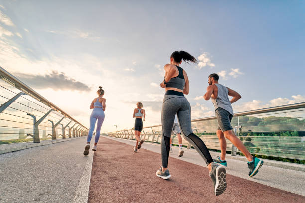 grupa osób biegających - exercising group of people outdoors sport zdjęcia i obrazy z banku zdjęć