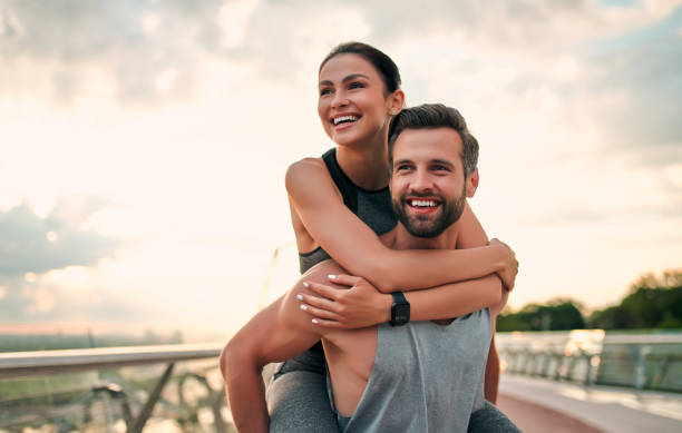 casal praticando esporte na rua - couple stretching running jogging - fotografias e filmes do acervo