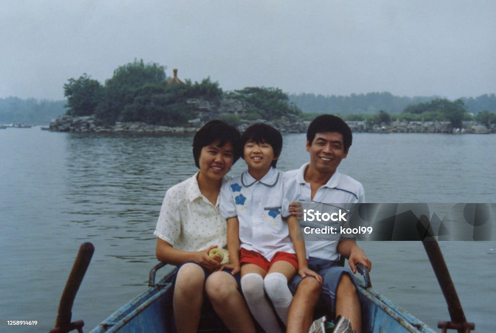 1980er Jahre China Eltern und Tochter auf dem Boot Fotos des wirklichen Lebens - Lizenzfrei Altertümlich Stock-Foto