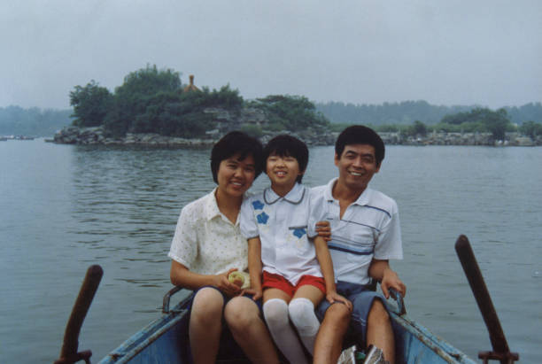1980er jahre china eltern und tochter auf dem boot fotos des wirklichen lebens - chinesischer abstammung fotos stock-fotos und bilder