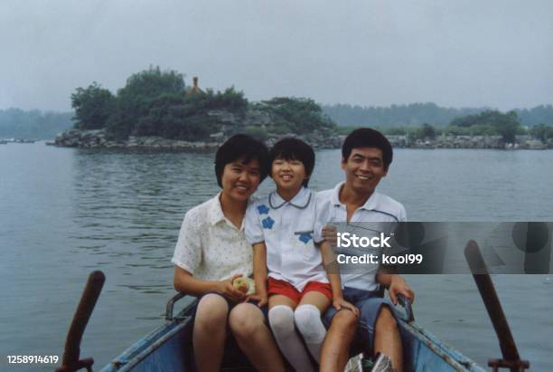1980er Jahre China Eltern Und Tochter Auf Dem Boot Fotos Des Wirklichen Lebens Stockfoto und mehr Bilder von Altertümlich