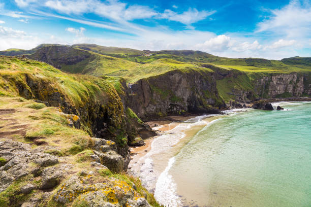 carrick-a-rede, costa de calzada - carrick a rede fotografías e imágenes de stock