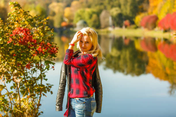 girl walks in the autumn park