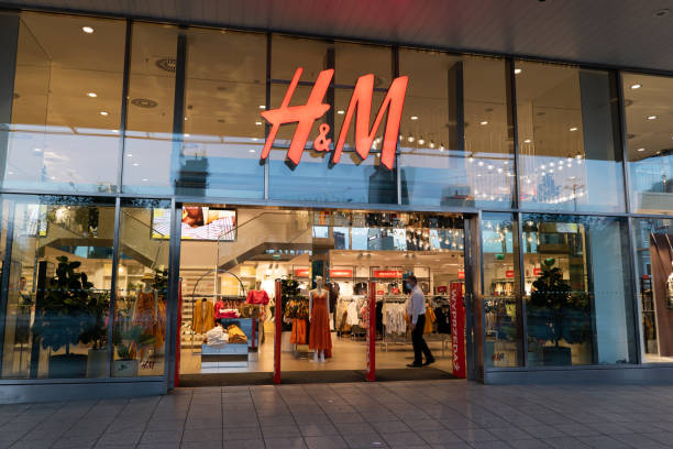 Entrance to H&M Store in Warsaw Warsaw, Poland - June 18, 2020: Entrance to H&M store, clothing retail company in the city center at night h and m stock pictures, royalty-free photos & images