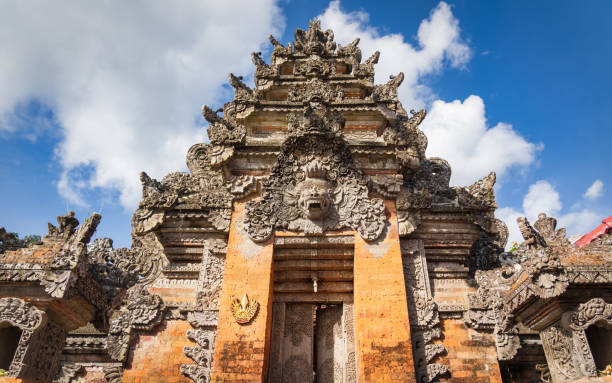 bali ubud palace puri saren agung gate bali indonesia - demon statue ancient architecture fotografías e imágenes de stock