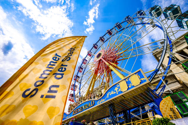 summer fun fair in munich - germany - propylaen imagens e fotografias de stock