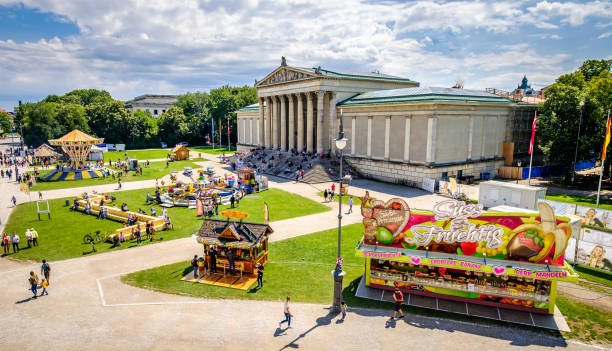 summer fun fair in munich - germany - propylaen imagens e fotografias de stock