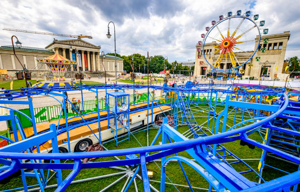 summer fun fair in munich - germany - propylaen imagens e fotografias de stock