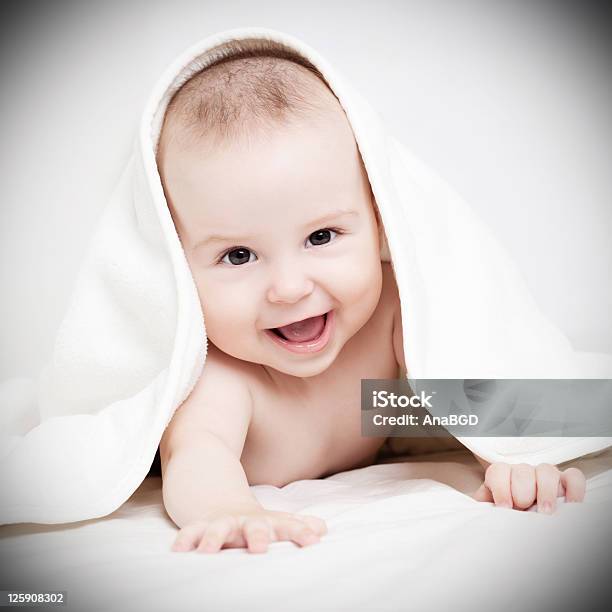 Szczęśliwy Dziecko - zdjęcia stockowe i więcej obrazów 0 - 11 miesięcy - 0 - 11 miesięcy, Artykuł dla niemowląt, Brązowe oczy