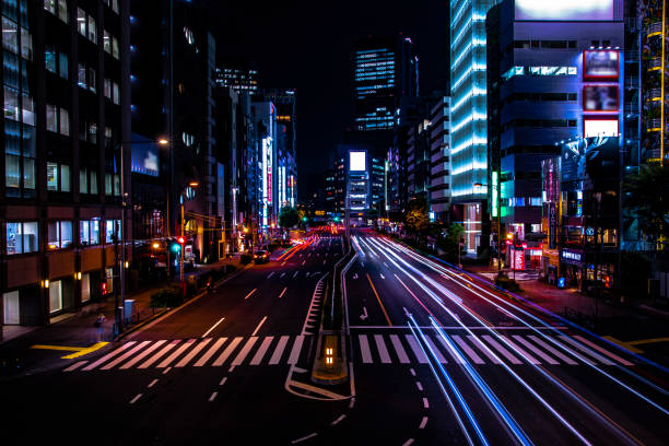 noc miejska ulica miejska w aoyama szeroki strzał - car driving transportation tokyo prefecture zdjęcia i obrazy z banku zdjęć