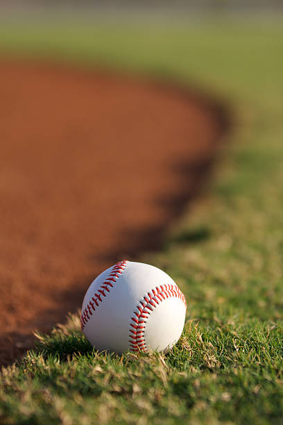 beisebol no rim de bola dentro - baseballs baseball baseball diamond infield imagens e fotografias de stock