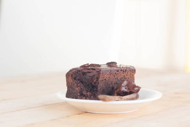 Eat chocolate cake with coffee in a relaxing time.