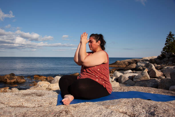yoga outside by the ocean - an all seeing eye imagens e fotografias de stock