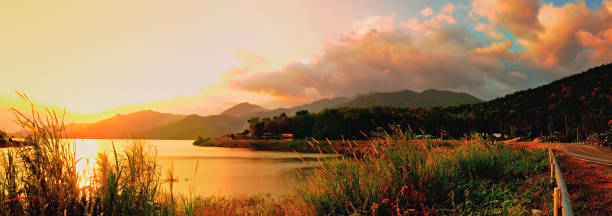 coucher du soleil au réservoir klong-din-deang, province de nakhon si thammarat - deang photos et images de collection