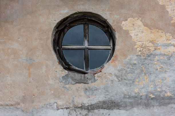trama - broken window concrete wall foto e immagini stock