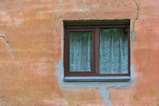 old square window - broken window concrete wall imagens e fotografias de stock