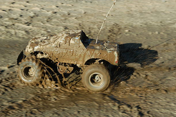 de la route rc voiture dans la boue. - sports utility vehicle 4x4 car mud photos et images de collection