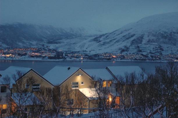 tromso montaña marina y nieve - 16740 fotografías e imágenes de stock