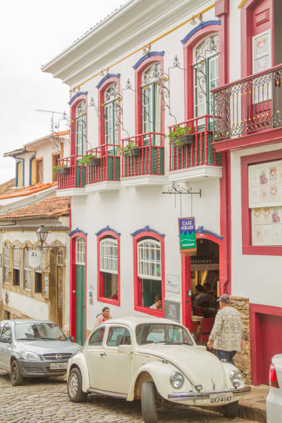 vista da praça de ouro preto, minas gerais, brasil em um dia nublado de inverno - architecture travel destinations outdoors colonial style - fotografias e filmes do acervo