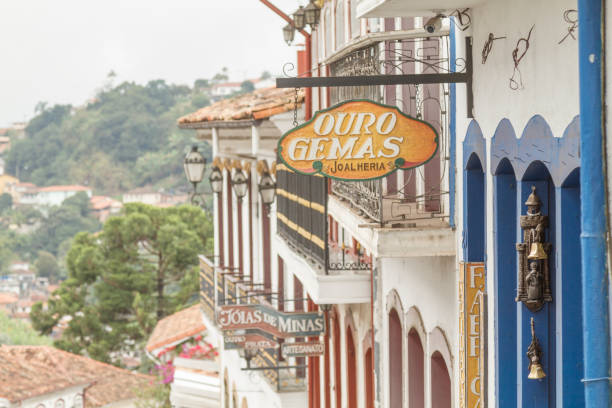 vista da praça de ouro preto, minas gerais, brasil em um dia nublado de inverno - architecture travel destinations outdoors colonial style - fotografias e filmes do acervo