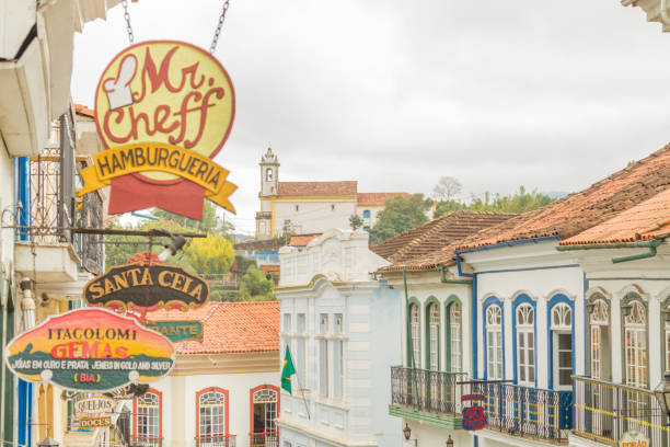 vista da praça de ouro preto, minas gerais, brasil em um dia nublado de inverno - architecture travel destinations outdoors colonial style - fotografias e filmes do acervo