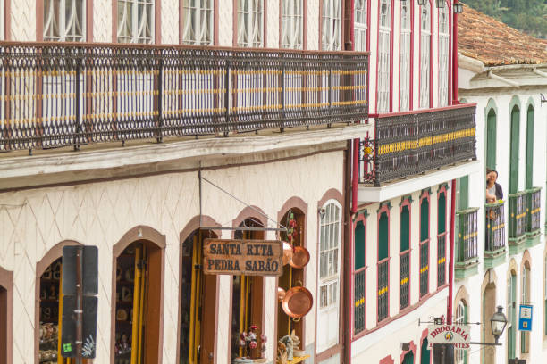 vista da praça de ouro preto, minas gerais, brasil em um dia nublado de inverno - architecture travel destinations outdoors colonial style - fotografias e filmes do acervo