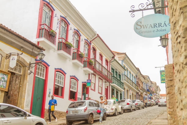 vista da praça de ouro preto, minas gerais, brasil em um dia nublado de inverno - architecture travel destinations outdoors colonial style - fotografias e filmes do acervo