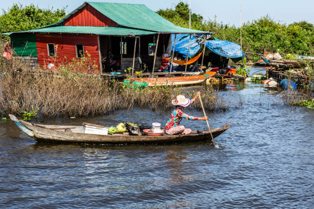 mechrey floting village, kambodscha - stand up paddling stock-fotos und bilder