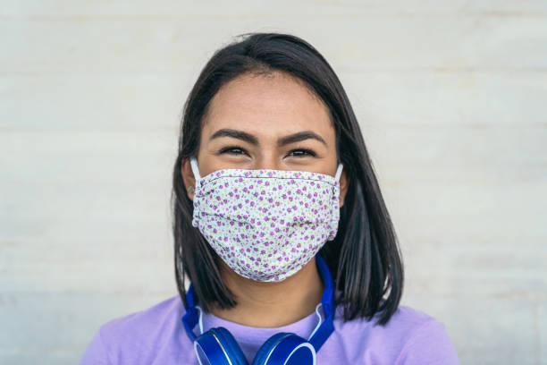 jovem usando retrato de máscara facial - garota latina usando máscara facial protetora para prevenir a propagação do vírus corona - cuidados de saúde e conceito de crise pandêmica - mental illness audio - fotografias e filmes do acervo