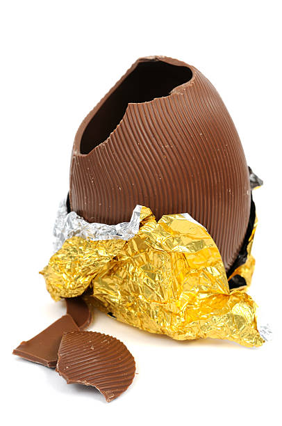壊れたチョコレートイースター卵 - イースターエッグのチョコレート ストックフォトと画像