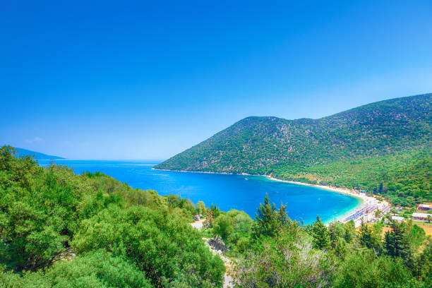 plaża antisamos na wyspie kefalonia, grecja - vibrant color mountain bay beach zdjęcia i obrazy z banku zdjęć