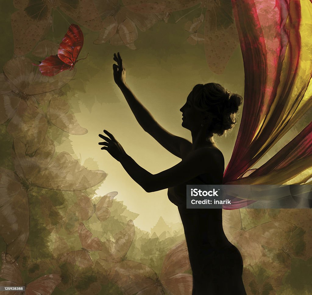 Sylwetka kobieta z skrzydła wzrok butterfly - Zbiór zdjęć royalty-free (Ciało ludzkie)