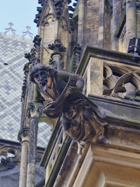 고딕 사원의 외관에 가고일의 조각 - cathedral close up gargoyle prague 뉴스 사진 이미지
