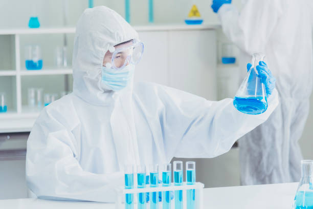 naukowiec covid-19 eksperyment badań chemicznych wirusa biotech próbki przeciwciał laboratorium uprawy szczepionki przeciwko wirusowi. naukowiec spojrzeć na mikroskop, analiza probówki nauki laboratorium chemii - blood sample blood tube pathologist zdjęcia i obrazy z banku zdjęć