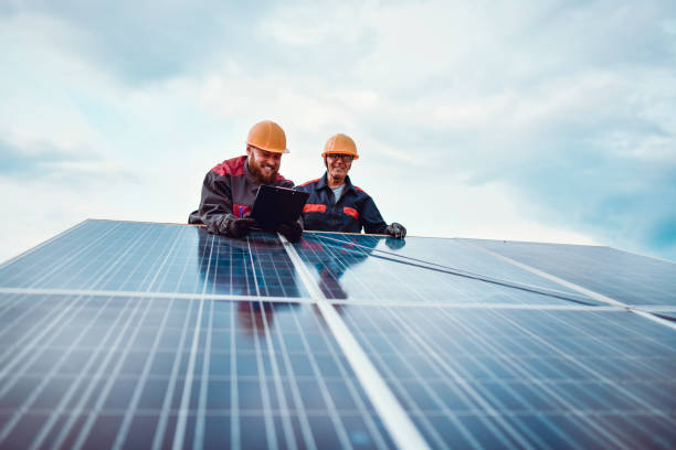 trabajador senior ayudando a hombres jóvenes medir dimensiones del panel solar - restoring construction built structure occupation fotografías e imágenes de stock