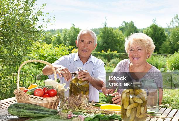 Pickling — стоковые фотографии и другие картинки Активный образ жизни - Активный образ жизни, Активный пенсионер, Вегетарианское питание