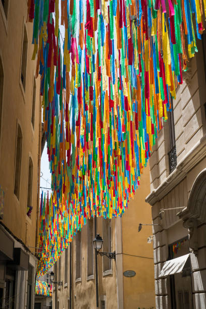 pedazo de plástico colorido en la calle para la sombra para el verano - rainbow umbrella descriptive color multi colored fotografías e imágenes de stock