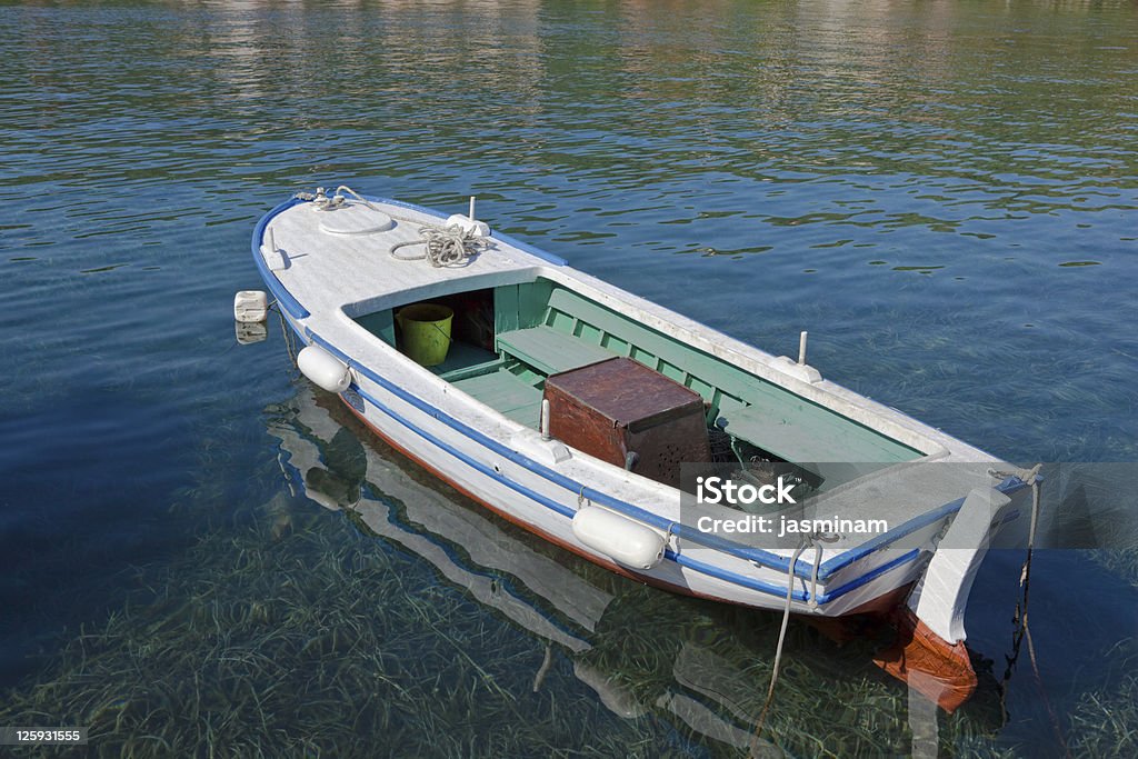 Velho barco de madeira - Foto de stock de Ancorado royalty-free