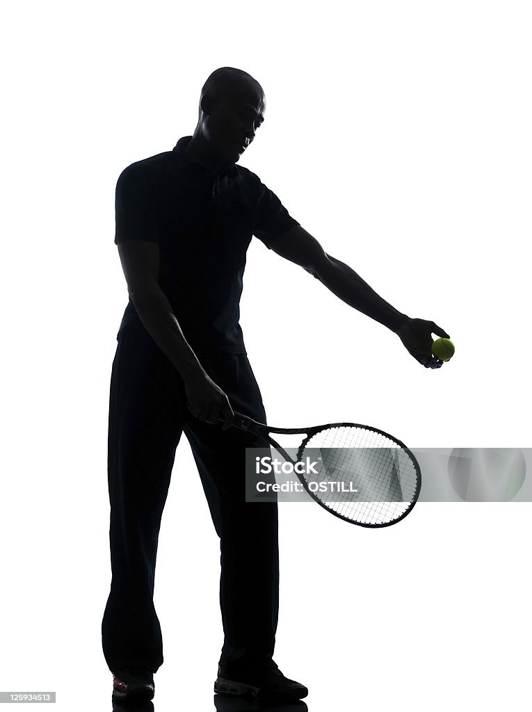 Uomo Giocatore di tennis al servizio - Foto stock royalty-free di Adulto