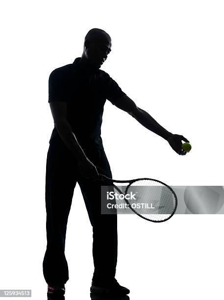 Uomo Giocatore Di Tennis Al Servizio - Fotografie stock e altre immagini di Adulto - Adulto, Afro-americano, Ambientazione interna