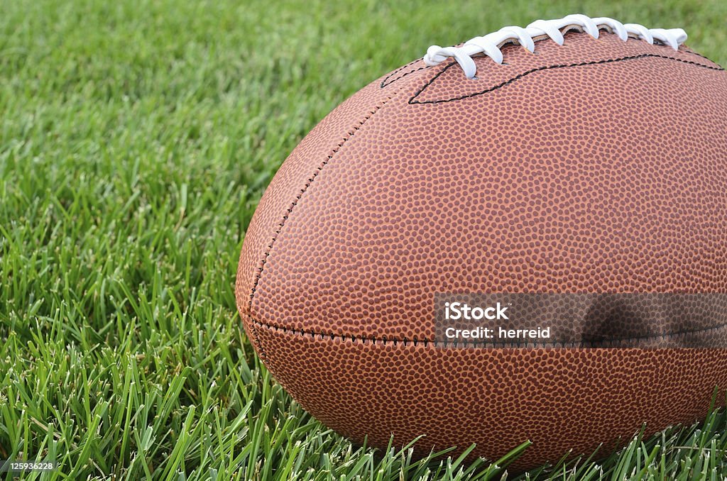 Zbliżenie piłkę do futbolu amerykańskiego, na trawie pola - Zbiór zdjęć royalty-free (Bez ludzi)