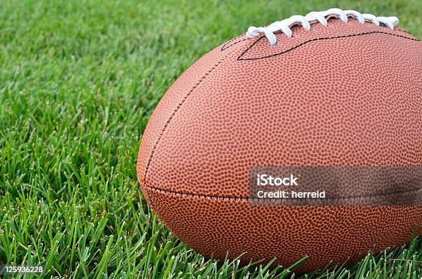 Foto de Closeup Do Futebol Americano No Campo De Grama e mais fotos de stock de Bola - Bola, Campo de Futebol Americano, Campo esportivo