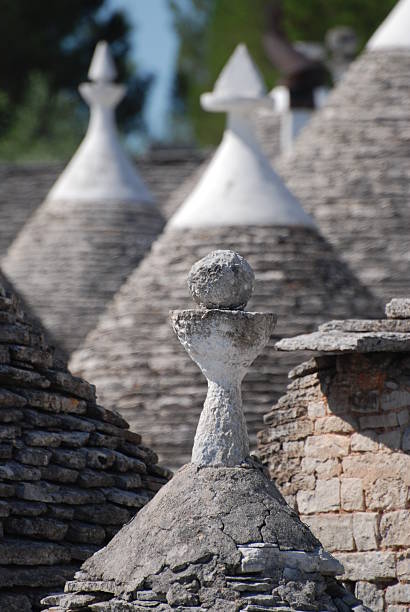 trulli in alberobello - profondità stock-fotos und bilder