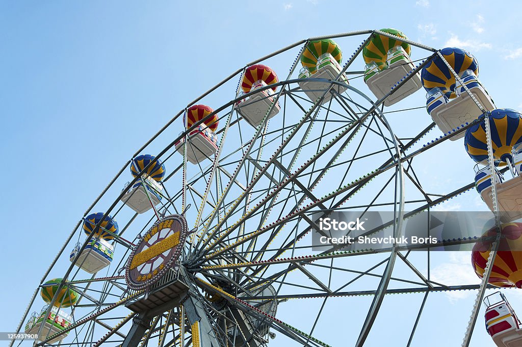 Roda-gigante contra o céu, ver abaixo. - Foto de stock de Alto - Descrição Geral royalty-free