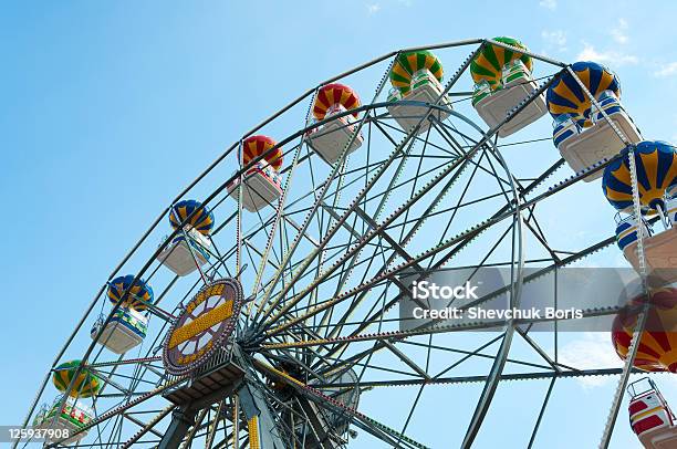 Foto de Rodagigante Contra O Céu Ver Abaixo e mais fotos de stock de Alto - Descrição Geral - Alto - Descrição Geral, Arte, Cultura e Espetáculo, Carrossel - Atração de Parque de Diversão