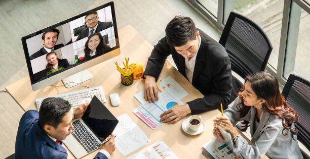 videoanrufgruppe geschäftsleute, die sich am virtuellen arbeitsplatz oder in der remote-niederlassung treffen - conference call business meeting presentation stock-fotos und bilder