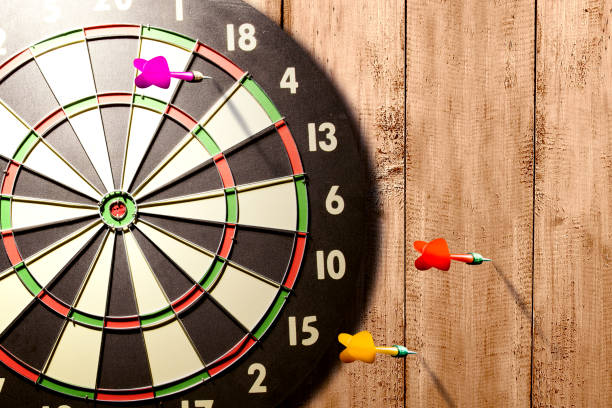 flecha falta el objetivo en los dardos - dartboard fotografías e imágenes de stock