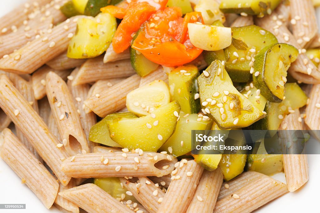 Close-Up de espelta Prato de Macarrão com Curgete e Tomates - Royalty-free Alho Foto de stock