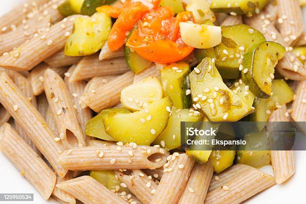 Closeup De Espelta Prato De Macarrão Com Curgete E Tomates - Fotografias de stock e mais imagens de Alho